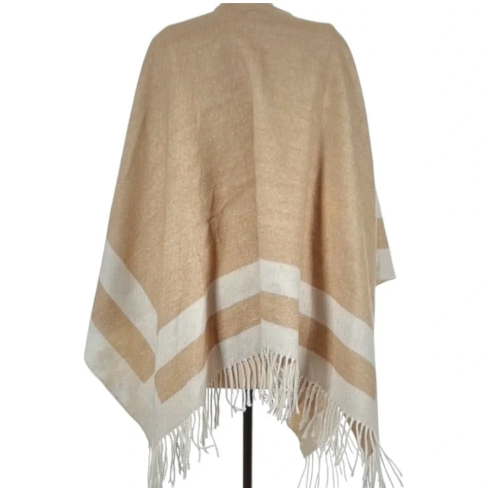 “Cozy Boho Poncho – Walter Baker Verushka”